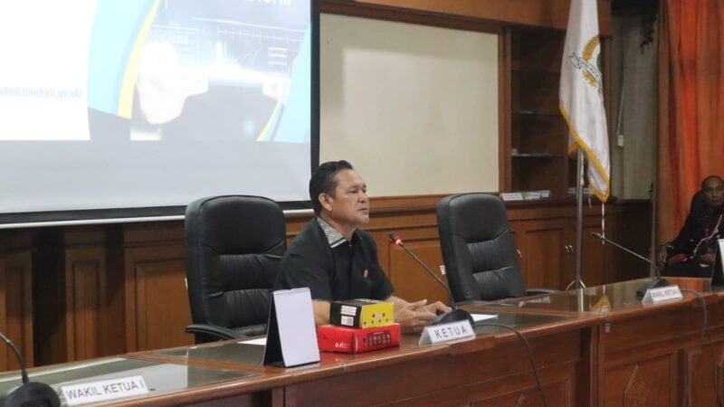 Ketua Komisi D DPRD Kutim, Yan Ipui, memimpin RDP Bahas Realisasi Beasiswa dan Fasilitas Asrama Mahasiswa, Kamis (4/7). (ist)