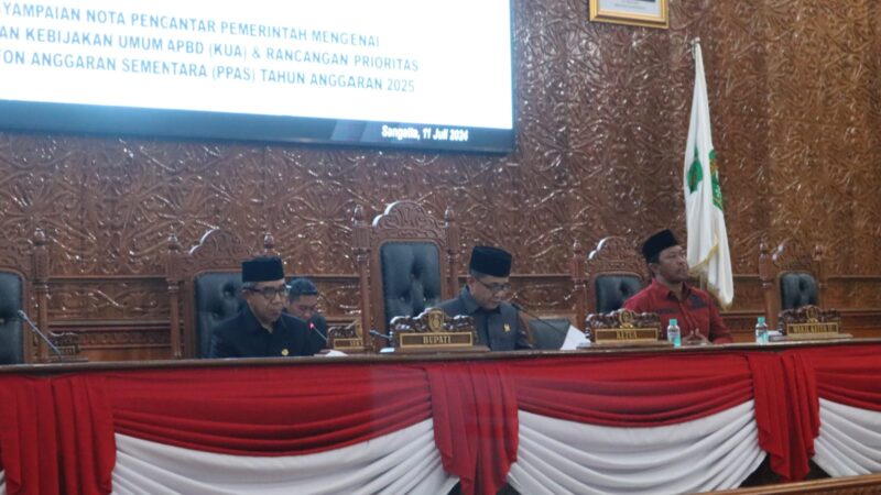 Suasana rapat paripurna ke-31 DPRD Kutim membahas nota penyampaian rancangan KUA-PPAS TA 2025, Kamis (12/7). (ist)