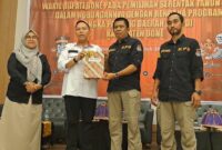 Kepala Bappeda Bone Ade Fariq Ashar (baju putih) menyerahkan dokumen teknokratik RPJMD kepada komisioner KPU Bone Zainal. (DIKSIKU/Idhul)