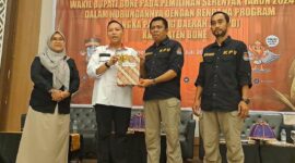 Kepala Bappeda Bone Ade Fariq Ashar (baju putih) menyerahkan dokumen teknokratik RPJMD kepada komisioner KPU Bone Zainal. (DIKSIKU/Idhul)
