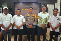 Bawaslu Bone bersilaturahmi dengan Kapolres Bone AKBP Erwin Syah. (ist)