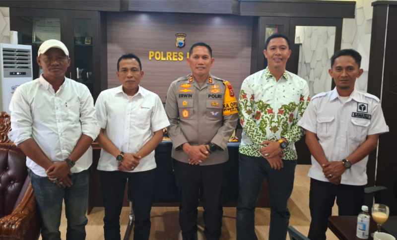 Bawaslu Bone bersilaturahmi dengan Kapolres Bone AKBP Erwin Syah. (ist)