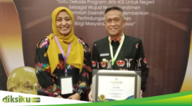 Pj Bupati Bone Andi Islamuddin saat menerima penghargaan UHC Award 2024. (ist)
