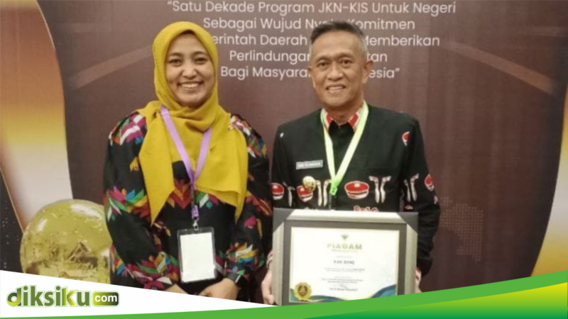 Pj Bupati Bone Andi Islamuddin saat menerima penghargaan UHC Award 2024. (ist)