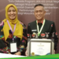 Pj Bupati Bone Andi Islamuddin saat menerima penghargaan UHC Award 2024. (ist)