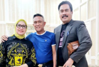 Sekjen FKM Bone Raya Andi M Hasbi Assiddick (kanan) bersama Andi Islamuddin dan istri. (ist)