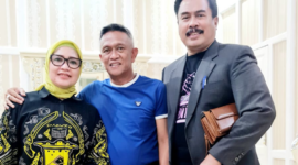 Sekjen FKM Bone Raya Andi M Hasbi Assiddick (kanan) bersama Andi Islamuddin dan istri. (ist)