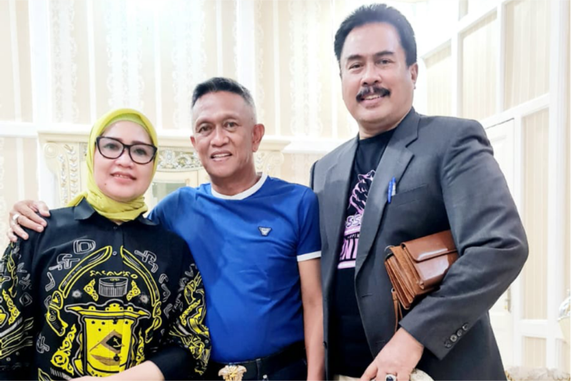 Sekjen FKM Bone Raya Andi M Hasbi Assiddick (kanan) bersama Andi Islamuddin dan istri. (ist)