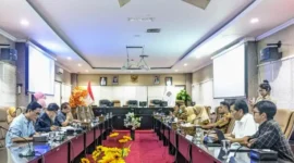 Suasana rapat pembahasan Raperda Perumda AUJ Kota Bontang, Selasa (16/7). (int)