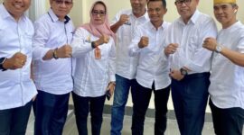 Foto viral sejumlah camat berpose bersama Calon Bupari dan Wakil Bupati Bone, Andi Asman Sulaiman - Andi Akmal Pasluddin. (int)