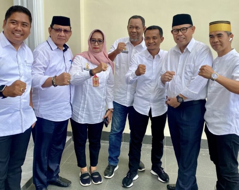 Foto viral sejumlah camat berpose bersama Calon Bupari dan Wakil Bupati Bone, Andi Asman Sulaiman - Andi Akmal Pasluddin. (int)