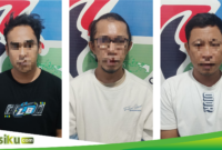 Tiga pelaku sabu yang ditangkap Satresnarkoba Polres Bone, Kamis (1/8). (ist)