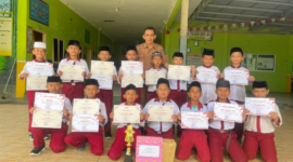 Murid SDIT AFJ Bajoe mendapatkan piagam penghargaan dari sekolah. (ist)