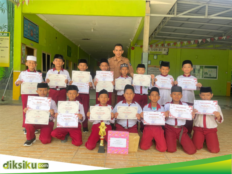 Murid SDIT AFJ Bajoe mendapatkan piagam penghargaan dari sekolah. (ist)
