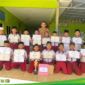 Murid SDIT AFJ Bajoe mendapatkan piagam penghargaan dari sekolah. (ist)