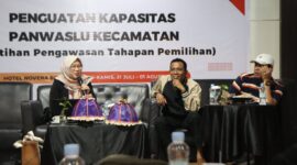 Ketua Bawaslu Provinsi Sulawesi Selatan Mardiana bersama Ketua Bawaslu Bone Alwi dan Komisioner Bawaslu Bone Nur Alim. (ist)