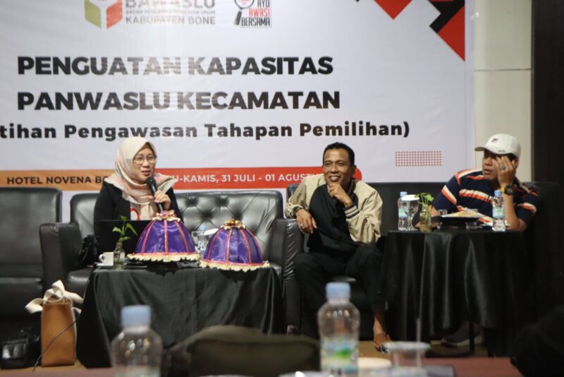 Ketua Bawaslu Provinsi Sulawesi Selatan Mardiana bersama Ketua Bawaslu Bone Alwi dan Komisioner Bawaslu Bone Nur Alim. (ist)
