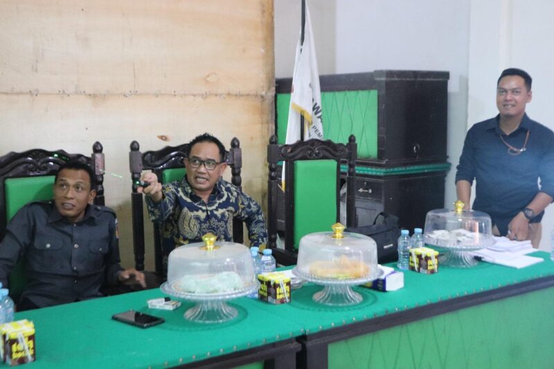 Dari kiri : Ketua Bawaslu Bone Alwi, anggota Bawaslu Sulsel Adnan Jamal, anggota Bawaslu Bone Rohzali Putra. (ist)