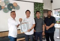 Andi Islamuddin saat penyerahan piagam penghargaan kepada para pemenang vlog competition. (ist)