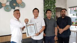 Andi Islamuddin saat penyerahan piagam penghargaan kepada para pemenang vlog competition. (ist)