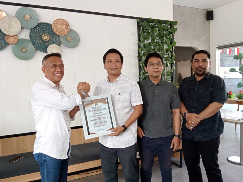 Andi Islamuddin saat penyerahan piagam penghargaan kepada para pemenang vlog competition. (ist)