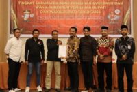 Penyerahan berita acara rapat pleno rekapitulasi DPS Pilkada 2024 dari Ketua KPU Bone Yusran Tajuddin (baju batik) kepada Ketua Bawaslu Bone Alwi.