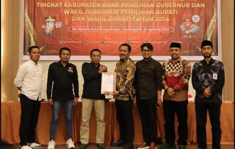 Penyerahan berita acara rapat pleno rekapitulasi DPS Pilkada 2024 dari Ketua KPU Bone Yusran Tajuddin (baju batik) kepada Ketua Bawaslu Bone Alwi.