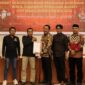 Penyerahan berita acara rapat pleno rekapitulasi DPS Pilkada 2024 dari Ketua KPU Bone Yusran Tajuddin (baju batik) kepada Ketua Bawaslu Bone Alwi.