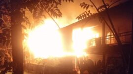 Suasana saat api membakar rumah warga Kelurahan Pompanua Riattang, Kecamatan Ajangale, Kabupaten Bone, Minggu (11/8) malam. (ist)