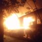 Suasana saat api membakar rumah warga Kelurahan Pompanua Riattang, Kecamatan Ajangale, Kabupaten Bone, Minggu (11/8) malam. (ist)