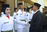 Pj Bupati Bone Andi Winarno menyalami anggota Paskibraka yang baru saja dikukuhkan, Kamis (15/8). (ist)