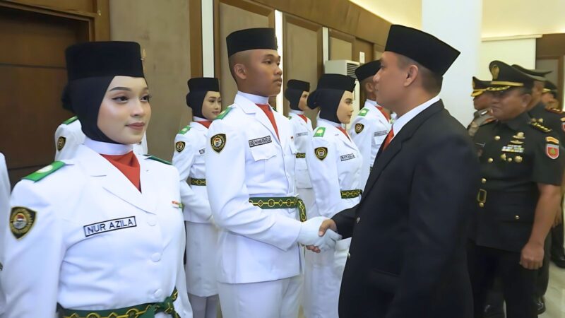 Pj Bupati Bone Andi Winarno menyalami anggota Paskibraka yang baru saja dikukuhkan, Kamis (15/8). (ist)
