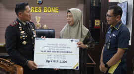 Kapolres Bone AKBP Erwin Syah serahkan secara simbolis santunan kepada istri almarhum AKP DIKSIKU.com, Bone - Suasana haru dan penghormatan menyelimuti Mapolres Bone ketika Kapolres Bone, AKBP Erwin Syah, bersama dengan perwakilan PT Asabri Cabang Makassar, menyampaikan santunan kepada keluarga almarhum AKP Asman Shombin.
Penyerahan santunan ini dilaksanakan secara resmi kepada istri almarhum, Haja Salma, di halaman Mapolres Bone, Minggu (17/8/2024).
AKP Asman Shombin yang gugur dalam menjalankan tugas, dikenang sebagai sosok yang berdedikasi tinggi. Untuk menghormati pengorbanan almarhum, PT Asabri menyampaikan santunan sebagai bentuk penghargaan dan dukungan kepada keluarga yang ditinggalkan.
Momen emosional ini disaksikan oleh Plt Wakapolres Kompol Antonius Tutleta, sejumlah pejabat utama Polres Bone, serta pimpinan PT Asabri Cabang Makassar.
Dalam sambutannya, AKBP Erwin Syah menyampaikan rasa duka mendalam serta penghargaan tinggi atas jasa almarhum.
“Kehadiran kami di sini adalah bentuk komitmen dan tanggung jawab untuk memastikan keluarga almarhum menerima hak-haknya. Kami berharap almarhum mendapatkan tempat terbaik di sisi-Nya dan keluarga yang ditinggalkan diberi kekuatan serta ketabahan dalam menghadapi cobaan ini,” ujar AKBP Erwin Syah dengan penuh rasa empati.
Acara ini bukan hanya sebagai penghargaan atas jasa almarhum, tetapi juga sebagai pengingat akan dedikasi dan pengorbanan yang diberikan oleh para anggota kepolisian dalam melaksanakan tugas-tugas mereka.
Santunan ini diharapkan dapat meringankan beban keluarga almarhum dan menunjukkan kepedulian yang mendalam dari institusi kepolisian serta mitra kerja mereka.
Penghormatan Terakhir, Kapolres Bone Serahkan Santunan Untuk Keluarga AKP Asman Shombin. (ist)