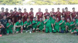 Foto bersama tim sepak bola Polres Bone dan wartawan. (ist)