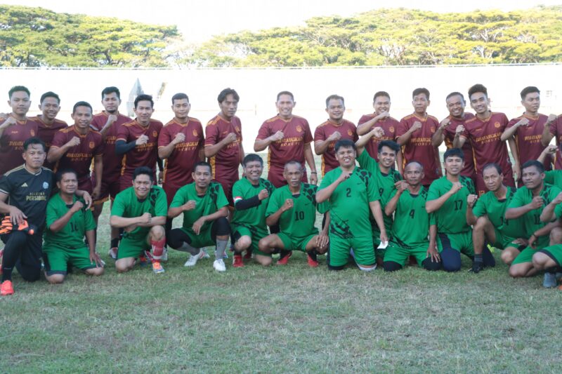 Foto bersama tim sepak bola Polres Bone dan wartawan. (ist)