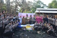 Polres Bone menyerahkan bantuan untuk korban kebakaran di Dusun Limpoe, Desa Lanca, Kecamatan Tellu Siattinge. (ist)