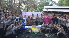 Polres Bone menyerahkan bantuan untuk korban kebakaran di Dusun Limpoe, Desa Lanca, Kecamatan Tellu Siattinge. (ist)