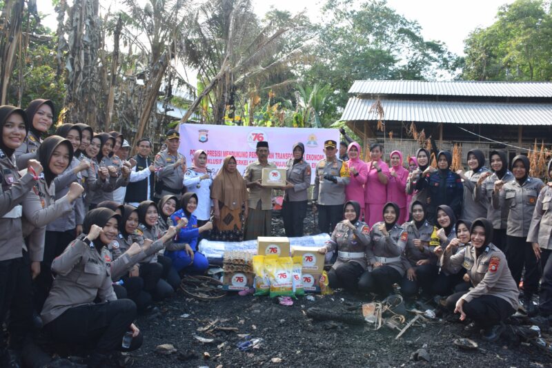 Polres Bone menyerahkan bantuan untuk korban kebakaran di Dusun Limpoe, Desa Lanca, Kecamatan Tellu Siattinge. (ist)
