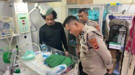 Bayi yang dibuang di Laccokkong mendapatkan perawatan intensif di rumah sakit. (ist)