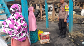 Bhabinkamtibmas Kelurahan Tibojong menyerahkan bantuan untuk korban kebakaran di Lappo Batue, Kabupaten Bone, Minggu (1/8). (ist)