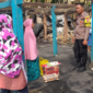 Bhabinkamtibmas Kelurahan Tibojong menyerahkan bantuan untuk korban kebakaran di Lappo Batue, Kabupaten Bone, Minggu (1/8). (ist)