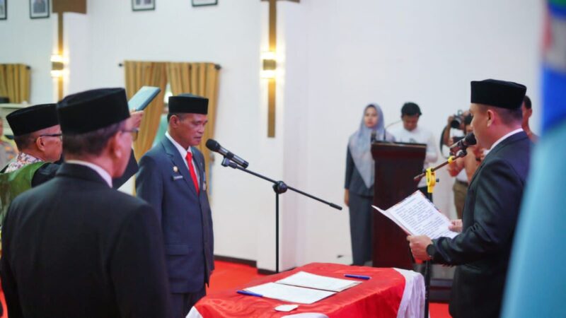 Pj Bupati Bone Andi Winarno Eka Putra melantik Andi Fajaruddin sebagai Pj Sekda Bone. (foto : Kominfo Bone)