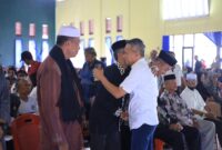 Bakal Calon Bupati Bone Andi Islamuddin menyapa warga dengan hangat. (ist)
