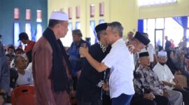 Bakal Calon Bupati Bone Andi Islamuddin menyapa warga dengan hangat. (ist)
