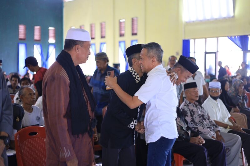 Bakal Calon Bupati Bone Andi Islamuddin menyapa warga dengan hangat. (ist)