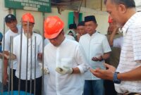 Kapolda Sulsel Irjen Pol Andi Rian saat peletakan batu pertama pembangunan Pondok Tahfidz Darussalam, Kota Makassar, Senin (16/9). (ist)