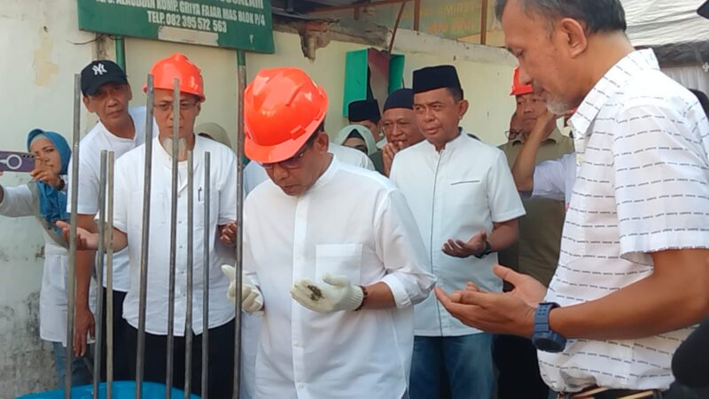 Kapolda Sulsel Irjen Pol Andi Rian saat peletakan batu pertama pembangunan Pondok Tahfidz Darussalam, Kota Makassar, Senin (16/9). (ist)