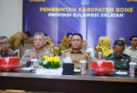 Pj Bupati Bone Andi Winarno Eka Putra bersama unsur Forkopimda saat mengikuti Rakor Pengendalian Inflasi di Daerah Tahun 2024 secara virtual, Selasa (3/8). (ist)