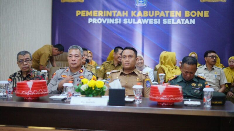 Pj Bupati Bone Andi Winarno Eka Putra bersama unsur Forkopimda saat mengikuti Rakor Pengendalian Inflasi di Daerah Tahun 2024 secara virtual, Selasa (3/8). (ist)