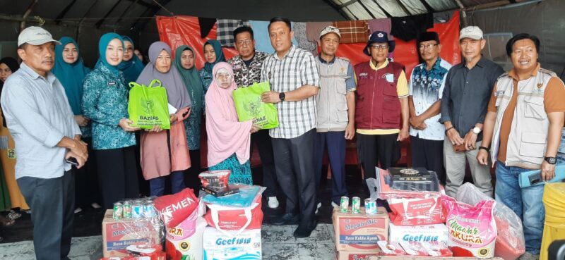 Pj Bupati Bone Andi Winarno Eka Putra (kemeja kotak-kotak) menyerahkan bantuan korban kebakaran di Tibojong, Minggu (1/9/2024). (ist)